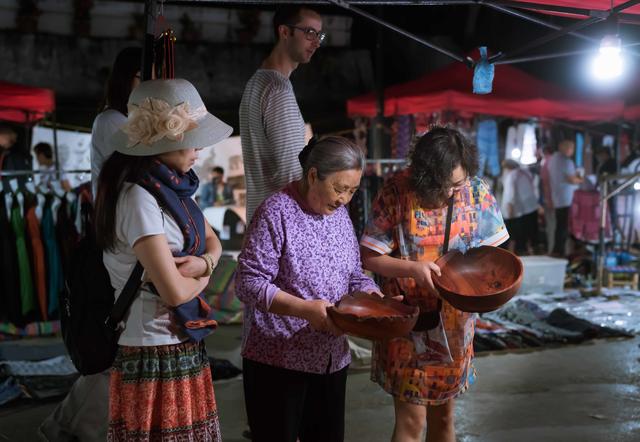 一朵：世界各国游人夜夜乐此不疲血拼pg电子免费试玩模拟器琅勃拉邦奇葩(图2)